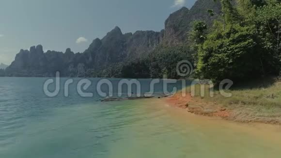 泰国热带丛林湖Cheolan无人机飞行野山自然国家公园游艇岩石视频的预览图