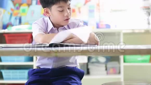 亚洲孩子穿着学生制服读写做作业的学校视频的预览图