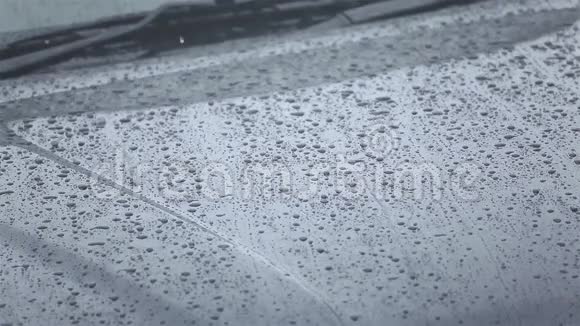 雨水滴在汽车阀盖上视频的预览图