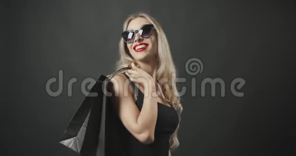 购物时戴太阳镜的快乐女人视频的预览图