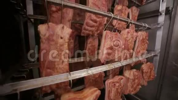 工厂仓库熏肉熏排骨肉类加工厂视频的预览图