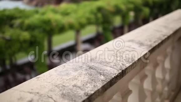 在旧房子里有柱子的阳台巴尔干建筑蒙特视频的预览图