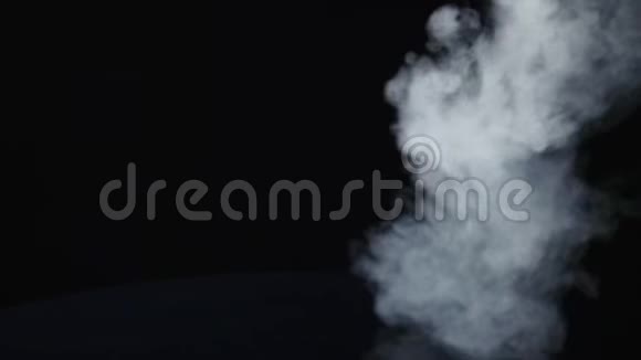 黑色背景下飘过太空的烟雾视频的预览图