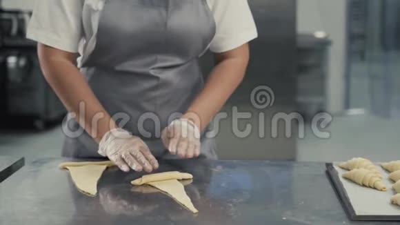 烘焙前的最后准备面包师玻璃牛角面包洗鸡蛋在他的厨房工作为面包店制作表格视频的预览图