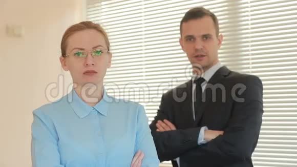 愤怒的商人办公室里的男人和女人对着镜头特写尖叫视频的预览图