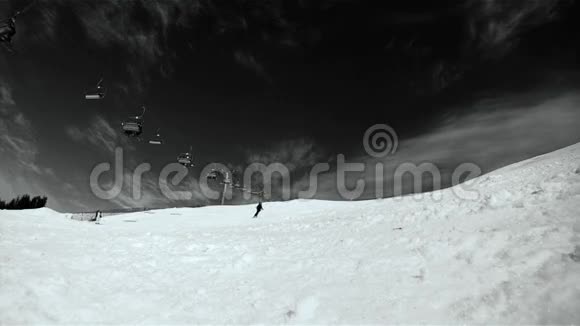 滑雪者在斜坡上滑雪黑白高清电影视频的预览图