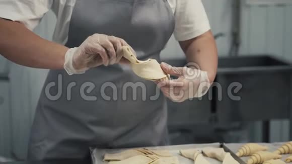 烘焙前的最后准备面包师玻璃牛角面包洗鸡蛋在他的厨房工作为面包店制作表格视频的预览图