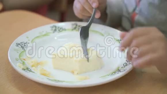坐在桌子旁吃炒菜的孩子视频的预览图