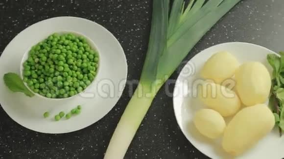 素汤的配料土豆豌豆韭菜薄荷视频的预览图