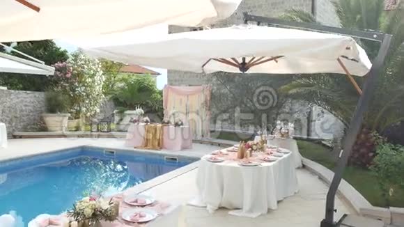 在游泳池附近的婚宴上的一张桌子婚礼装饰视频的预览图