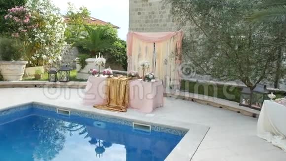 在游泳池附近的婚宴上的一张桌子婚礼装饰视频的预览图