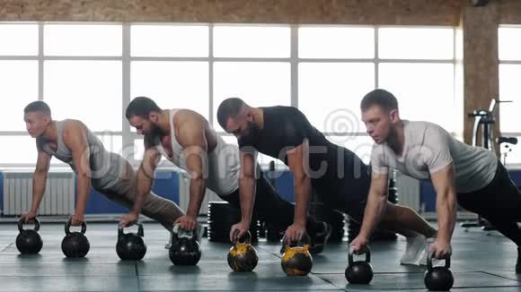 近距离男子肌肉朋友小组在交叉健身中心工作视频的预览图