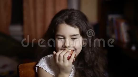 晚上坐在房间里吃苹果的少女视频的预览图