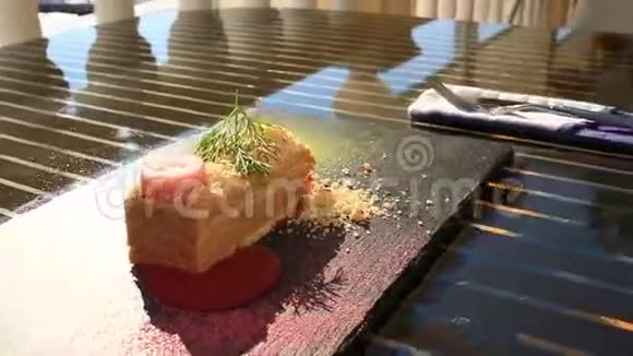 美食餐厅的一道菜特写镜头鸭肉馅饼视频的预览图