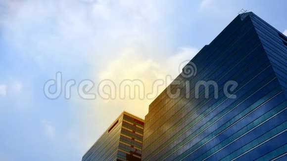 天和云的外部玻璃办公楼视频的预览图