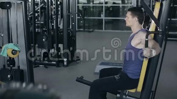 肌肉健美运动员在健身房锻炼乳房肌肉视频的预览图
