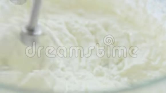 烹饪混合和制作奶油视频的预览图
