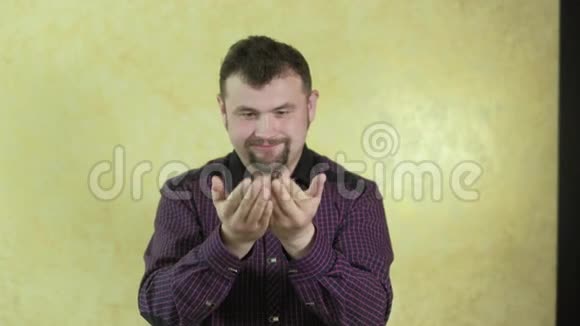 一个留着胡子的人抱着一只蝴蝶视频的预览图