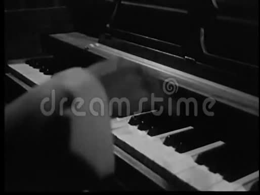 中弹钢琴视频的预览图