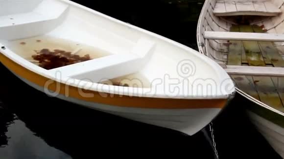 白色划艇有橙色衬里视频的预览图