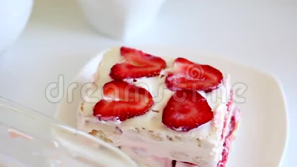 饼干酸奶油和草莓蛋糕视频的预览图