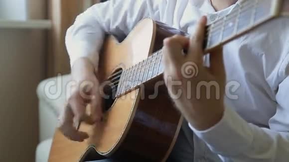 吉他手在家弹吉他视频的预览图