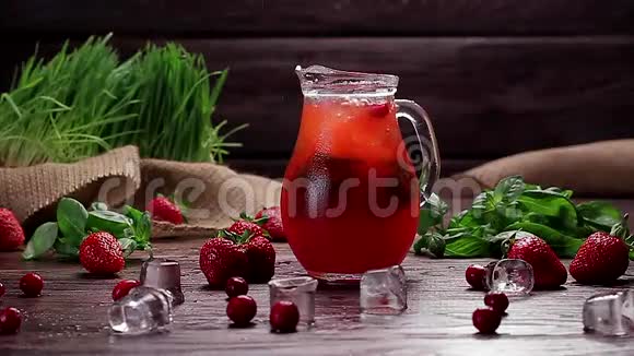 一杯新鲜草莓柠檬水视频的预览图