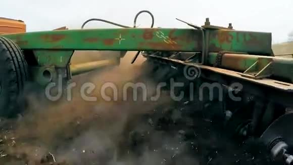 俄罗斯农村拖拉机耕田视频的预览图