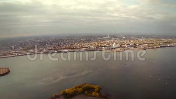 加拿大魁北克省蒙特利尔和朗盖尔市的空中录像视频的预览图