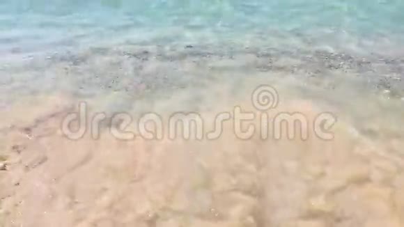 海浪和沙滩特写视频的预览图