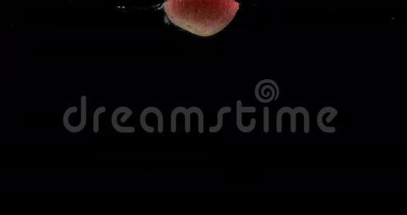 苹果苹果黑背景下的水果视频的预览图