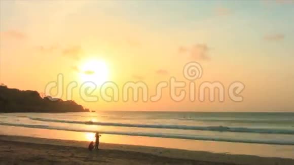 印度尼西亚巴厘岛海滩日落视频的预览图