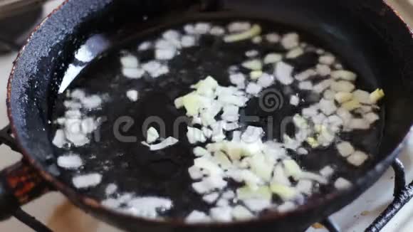 切好的洋葱在锅中用植物油炒视频的预览图
