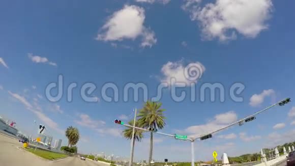 汽车驾驶摄像机对着云层视频的预览图