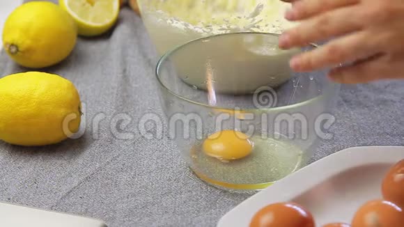 女人做饭和炸鸡蛋视频的预览图