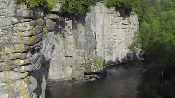 风景如画的峡谷空中飞行视频的预览图
