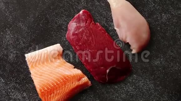 新鲜生牛排鸡胸肉和三文鱼片视频的预览图