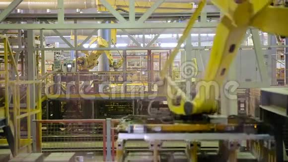 现代工厂设备在工业工厂工作的机器人视频的预览图