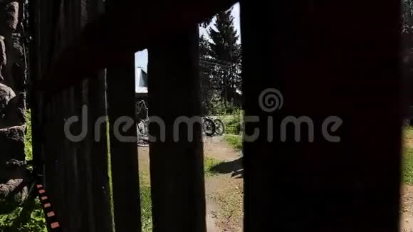 六辆自行车在前面的道路和开放的大门在农村夏日阳光明媚视频的预览图