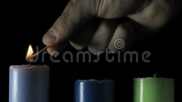 黑色背景上的三支蜡烛视频的预览图
