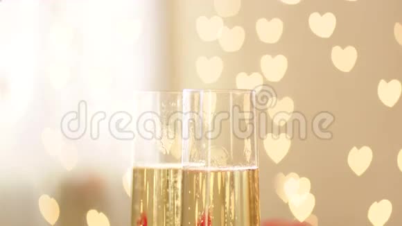 在婚礼当天带香槟结婚戒指和心形蛋糕的眼镜视频的预览图