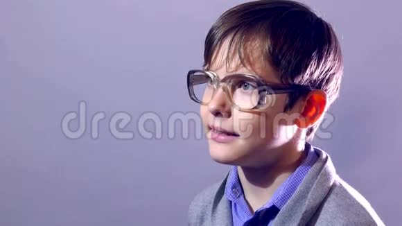 少年书呆子肖像男生眼镜视频的预览图