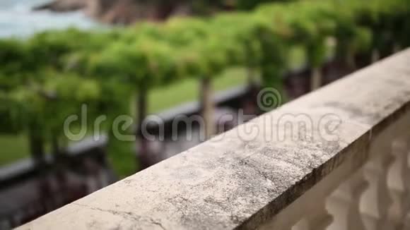 在旧房子里有柱子的阳台巴尔干建筑蒙特视频的预览图