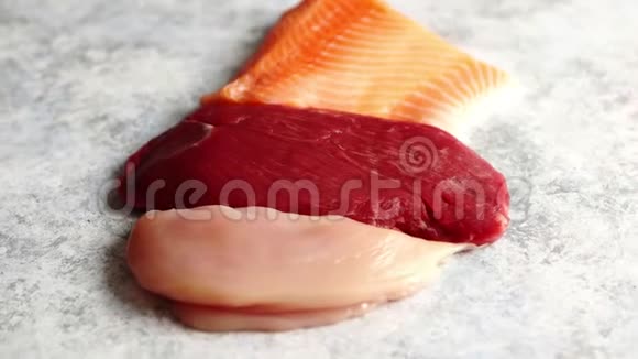 新鲜生牛排鸡胸肉和三文鱼片视频的预览图