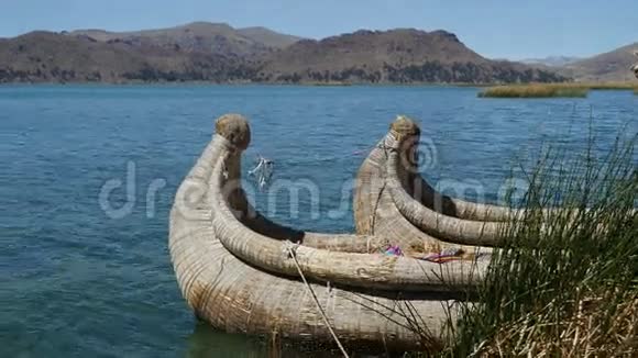 秘鲁普诺地区提蒂喀卡湖乌罗斯漂浮芦苇岛景观视频的预览图
