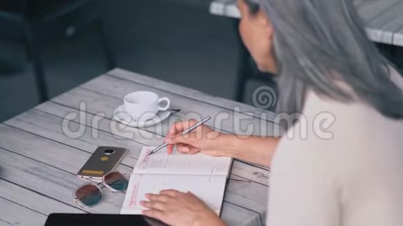女人坐在办公桌前视频的预览图