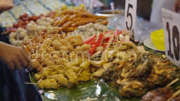 亚洲街头美食鸡肉和海鲜视频的预览图