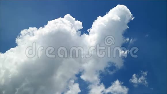 晴朗的蓝天上飘浮着洁白的白云视频的预览图
