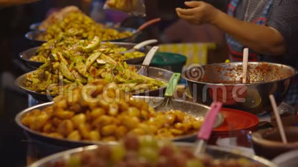 亚洲街头美食烤菜视频的预览图