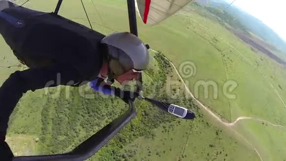 驾驶悬挂式滑翔机的人视频的预览图